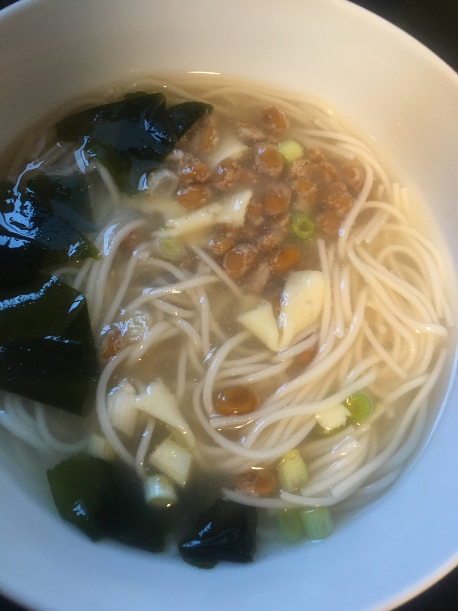 とろけるチーズ、わかめ、納豆のにゅう麺