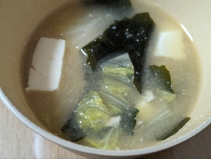 豆腐と白菜とわかめの味噌汁