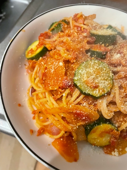 ツナとズッキーニのトマトソースパスタ