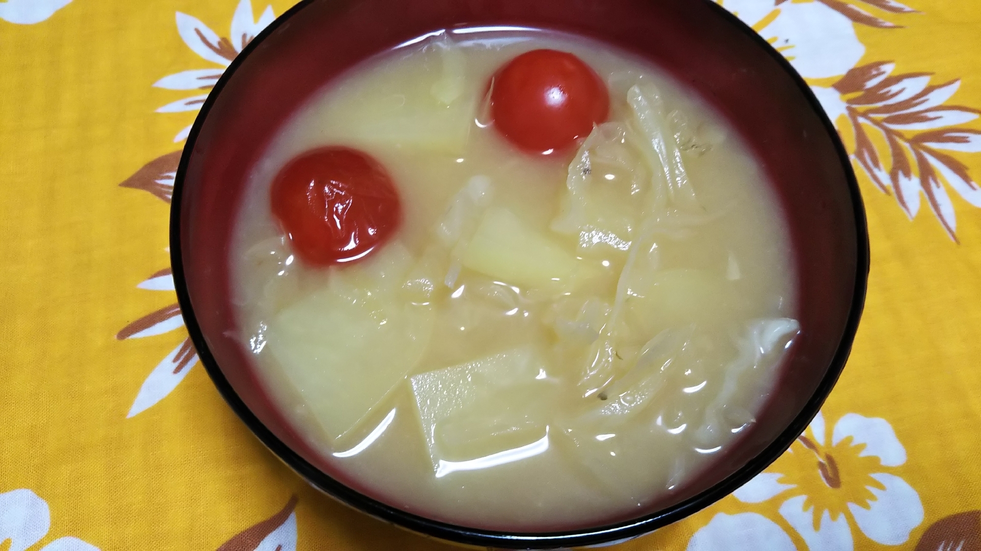 じゃがいもとキャベツとミニトマトの味噌汁☆