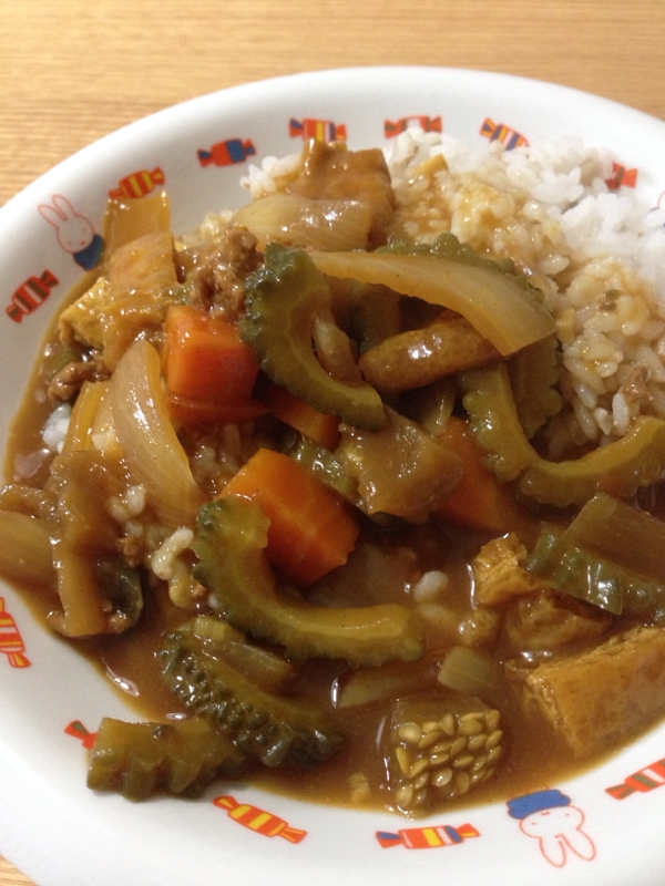 ゴーヤと油揚げの、カレー