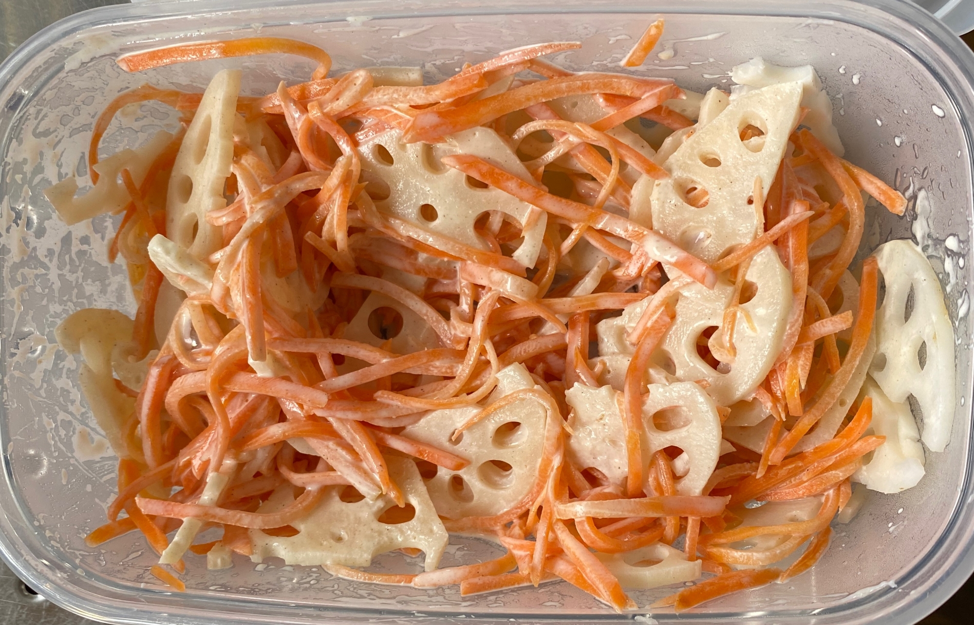 作り置きに最適!れんこんにんじんサラダ