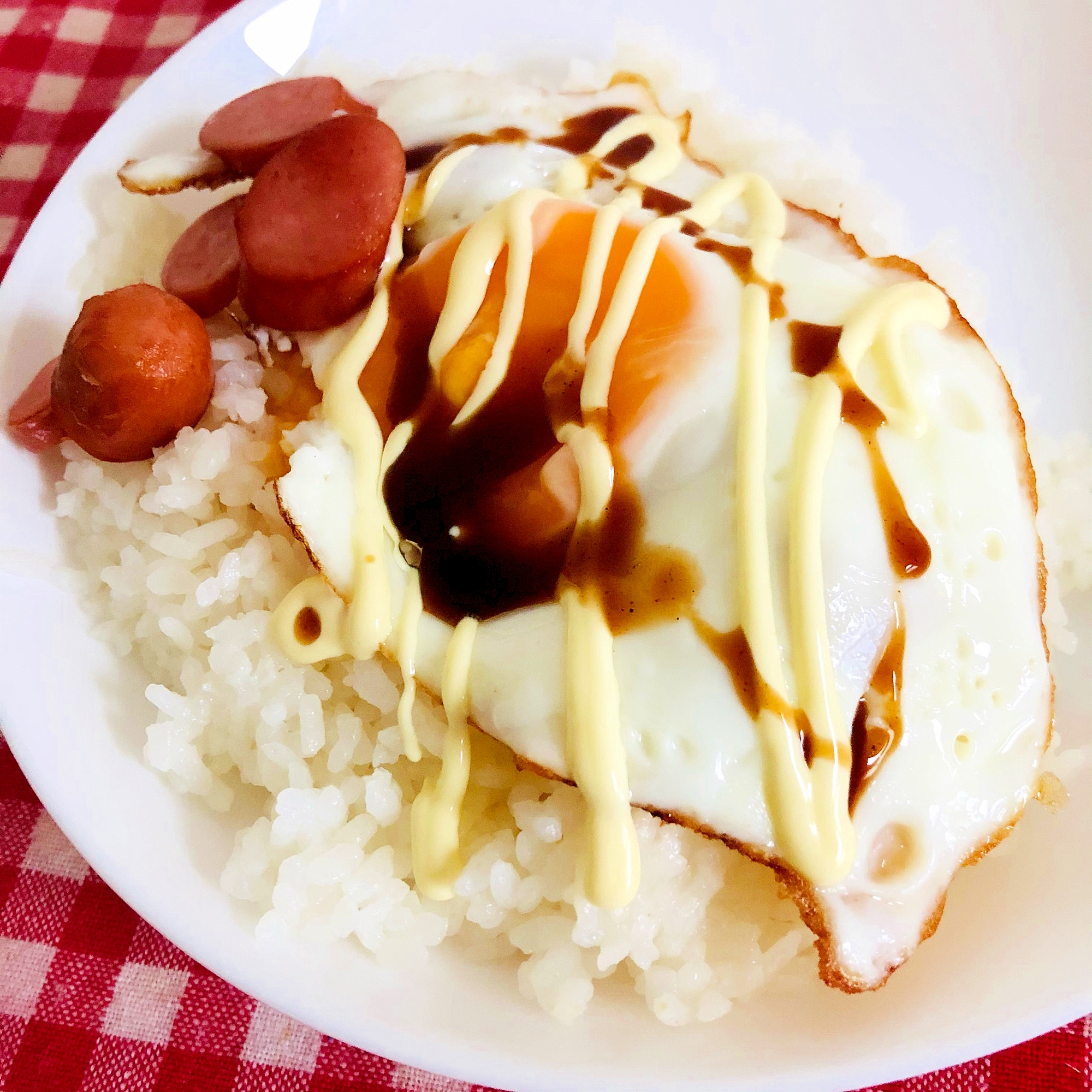 目玉焼きとウインナーでご飯