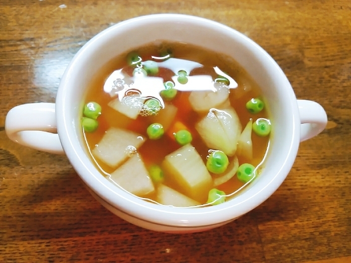 人参グリーンピース玉葱のコンソメスープ