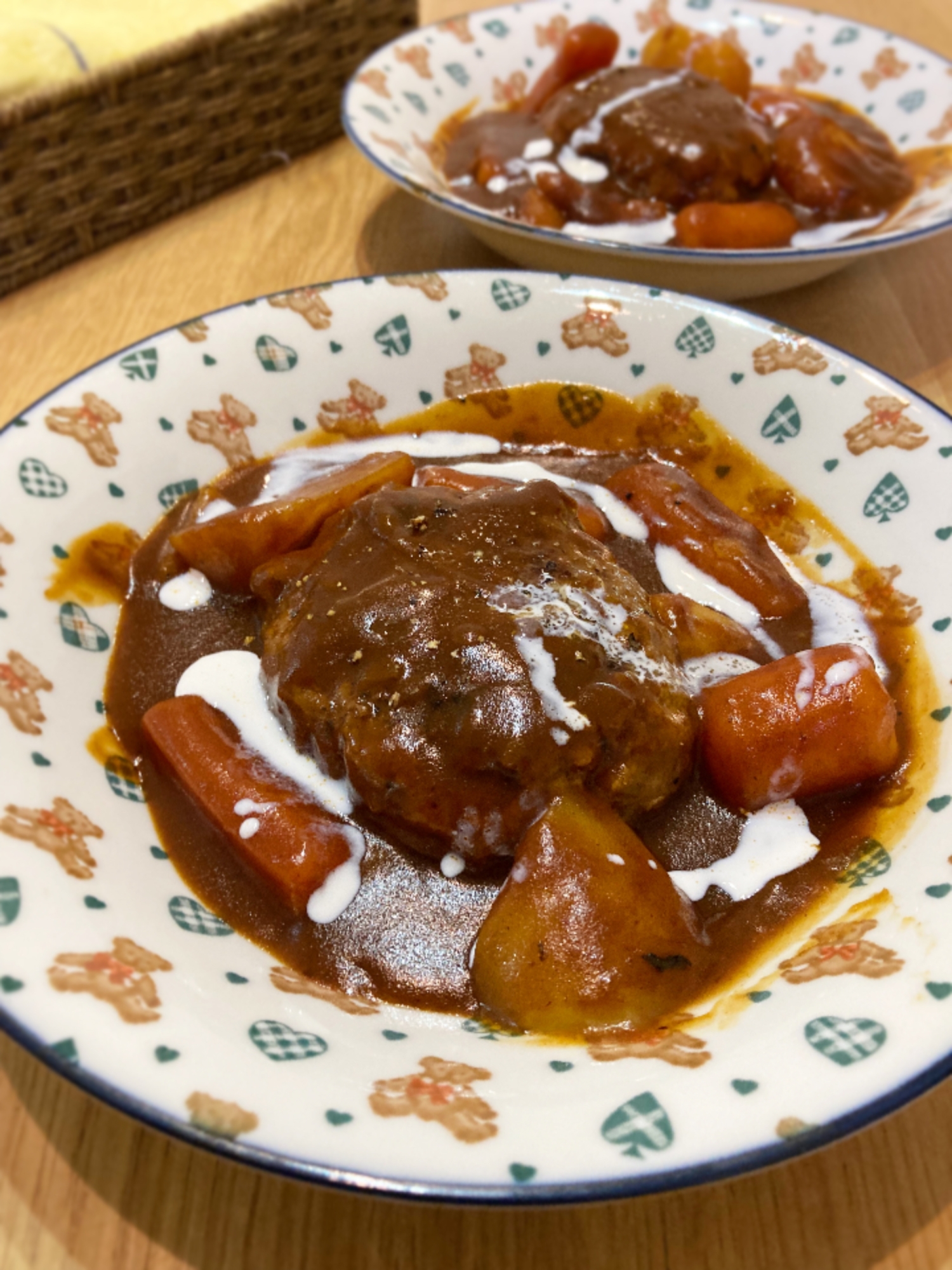 デミグラス缶で簡単♡煮込みハンバーグ