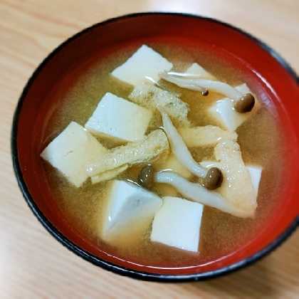 しめじ・木綿豆腐・油揚げの味噌汁