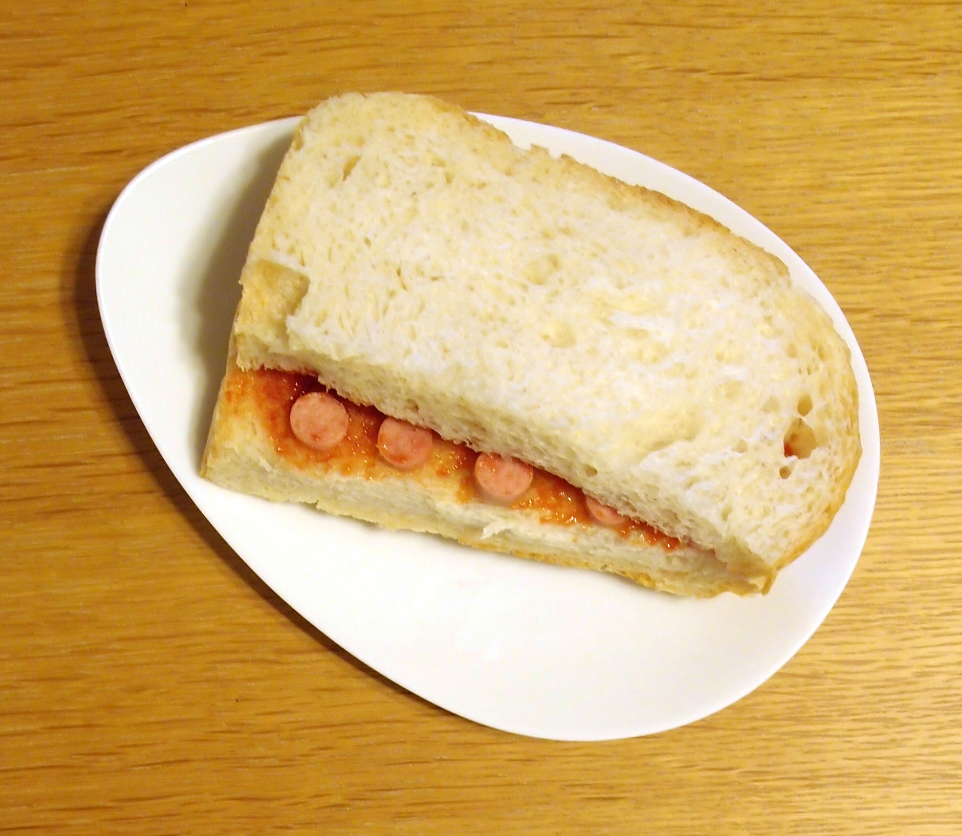 パンにケチャップを塗って☆ウィンナーのサンドイッチ