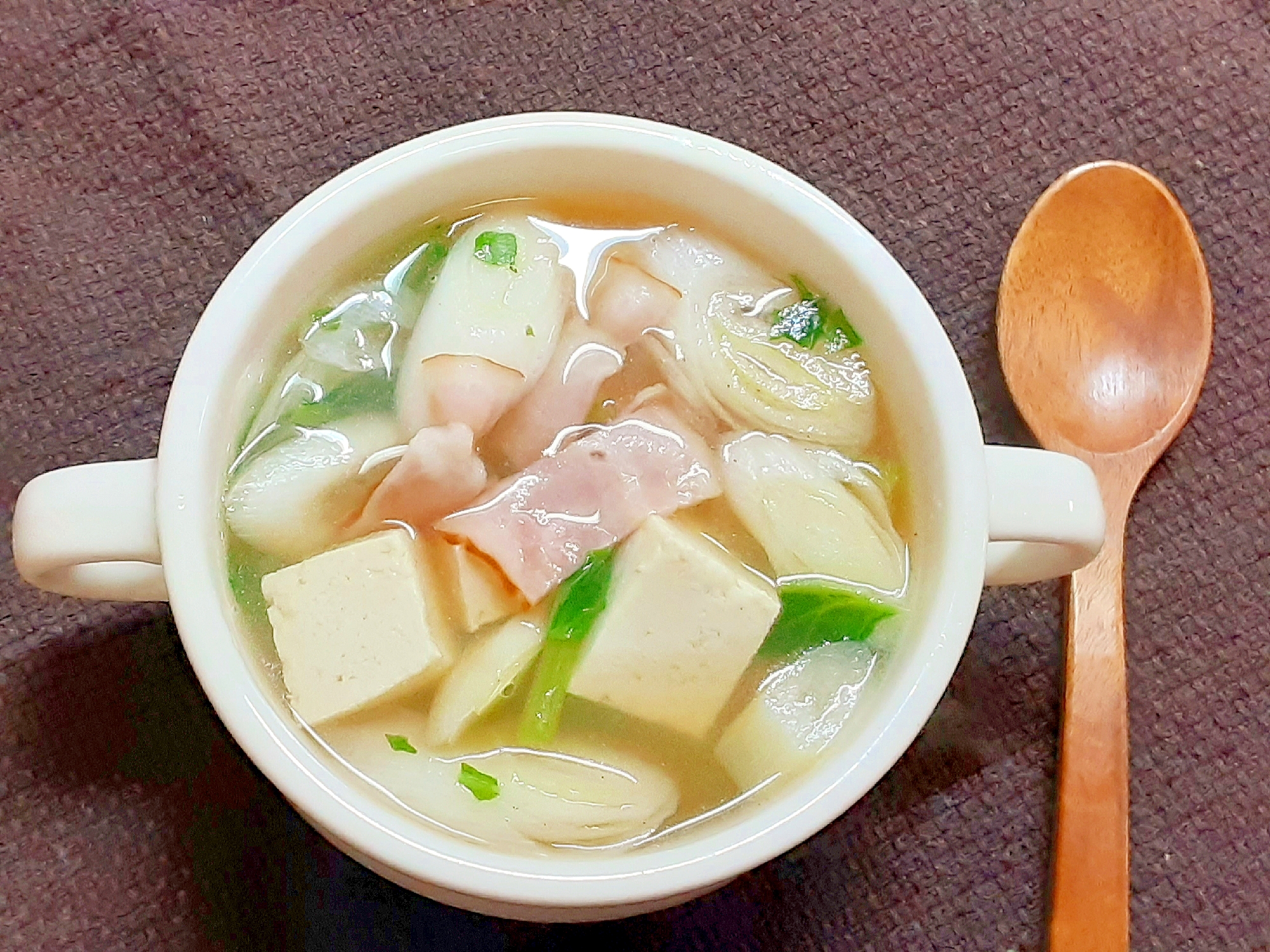 豆腐と小松菜とベーコンの中華スープ