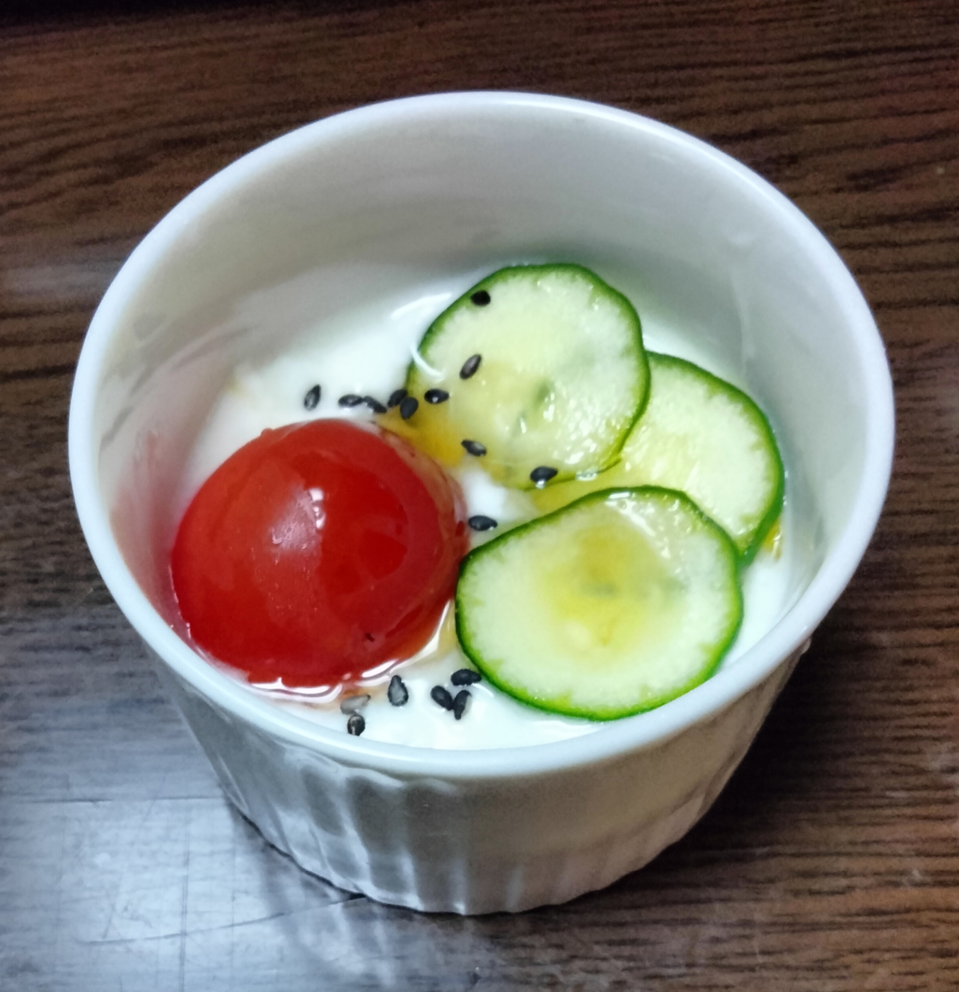 今日のヨーグルト♡夏野菜のせて プチトマト胡瓜