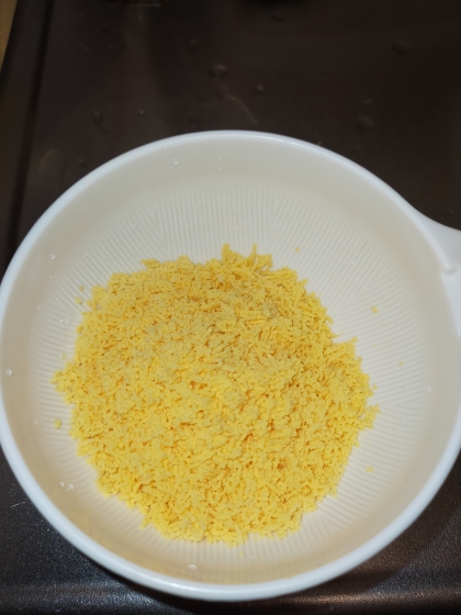 離乳食にも☆ゆで卵の黄身で作るミモザ卵