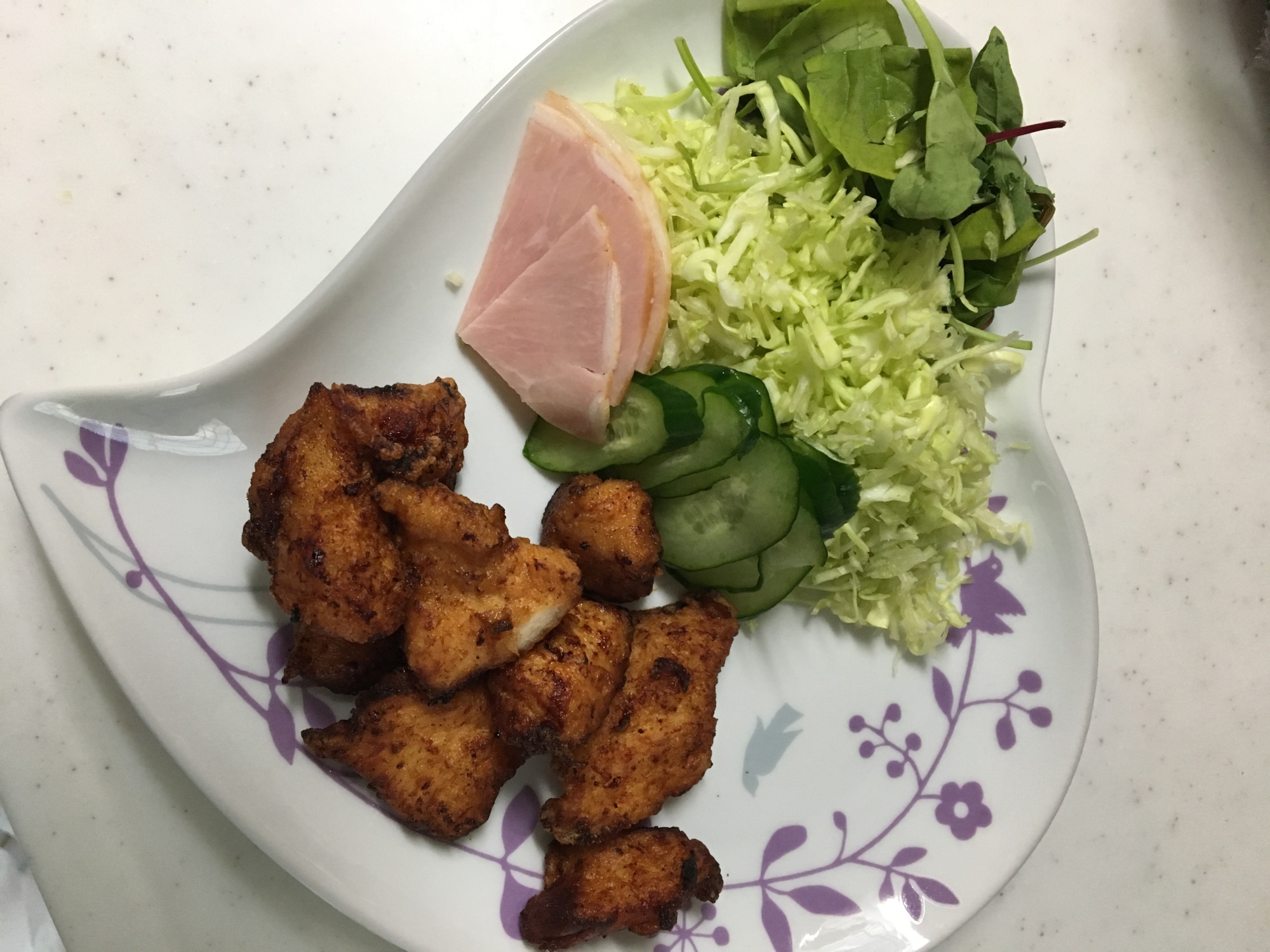 ベビーリーフとコールスロー添え☆鶏胸肉の唐揚げ☆