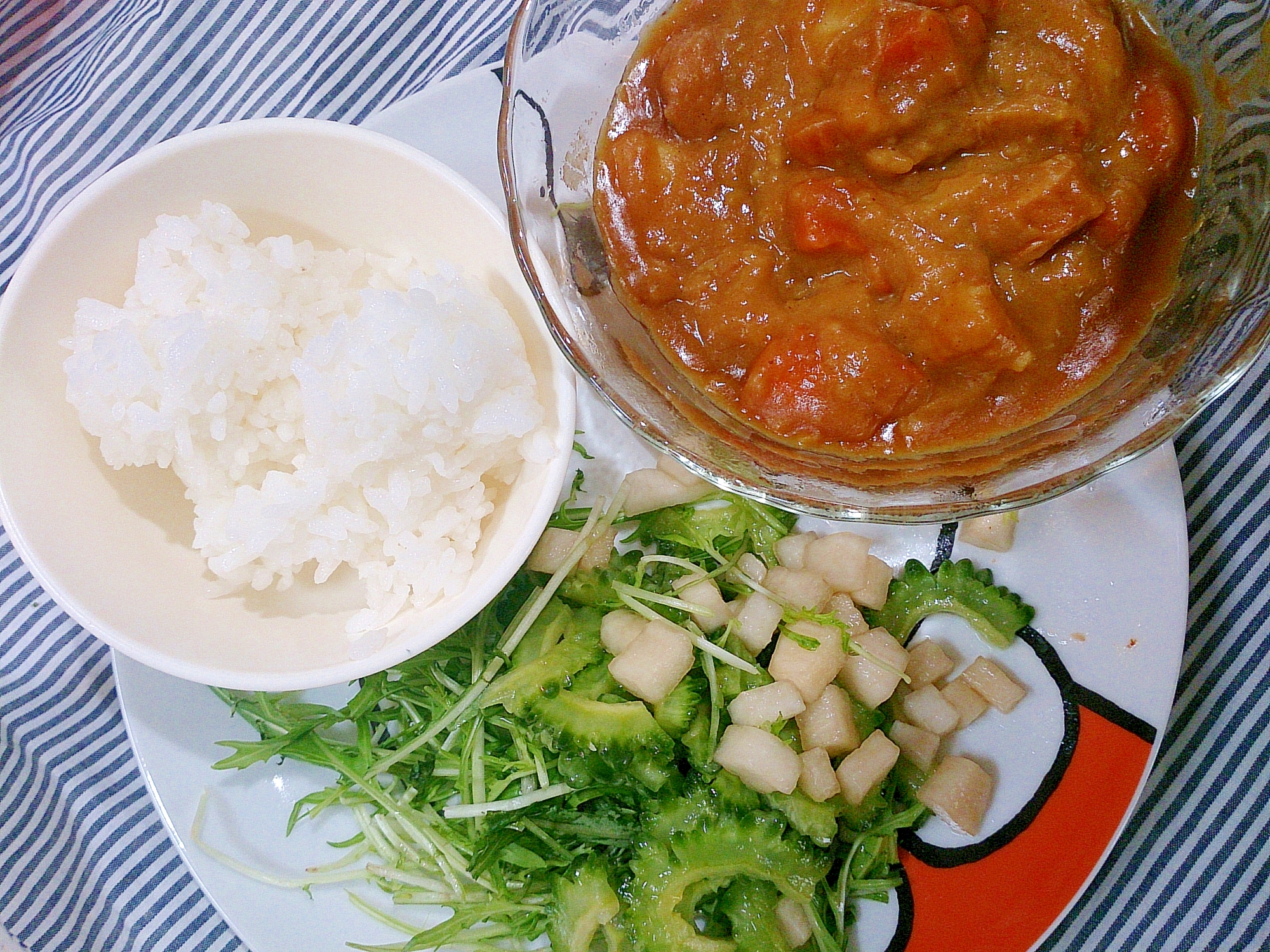 ワンプレート 小盛りカレーライスとゴーヤ大根サラダ