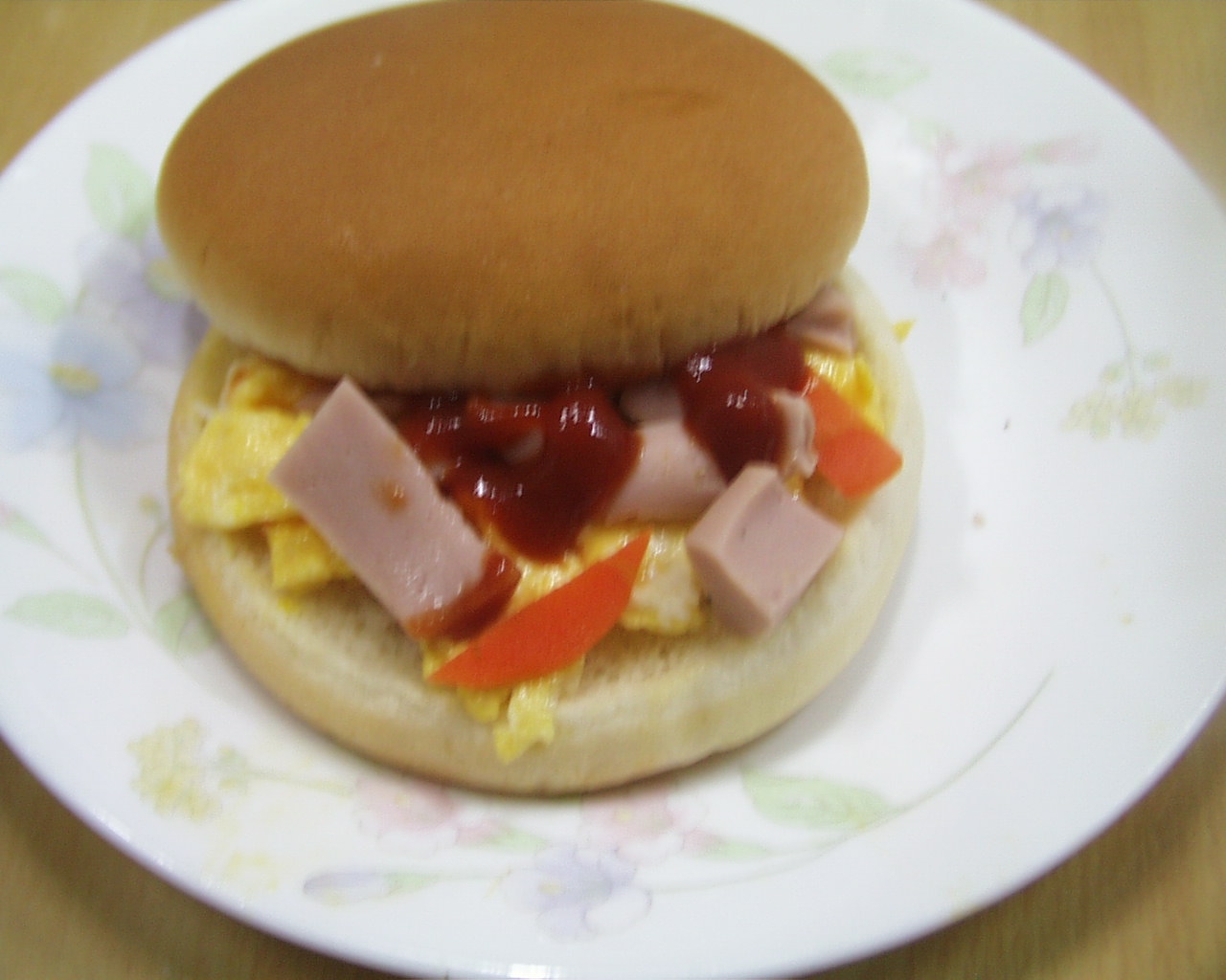 たまごソーセージにんじんバーガー