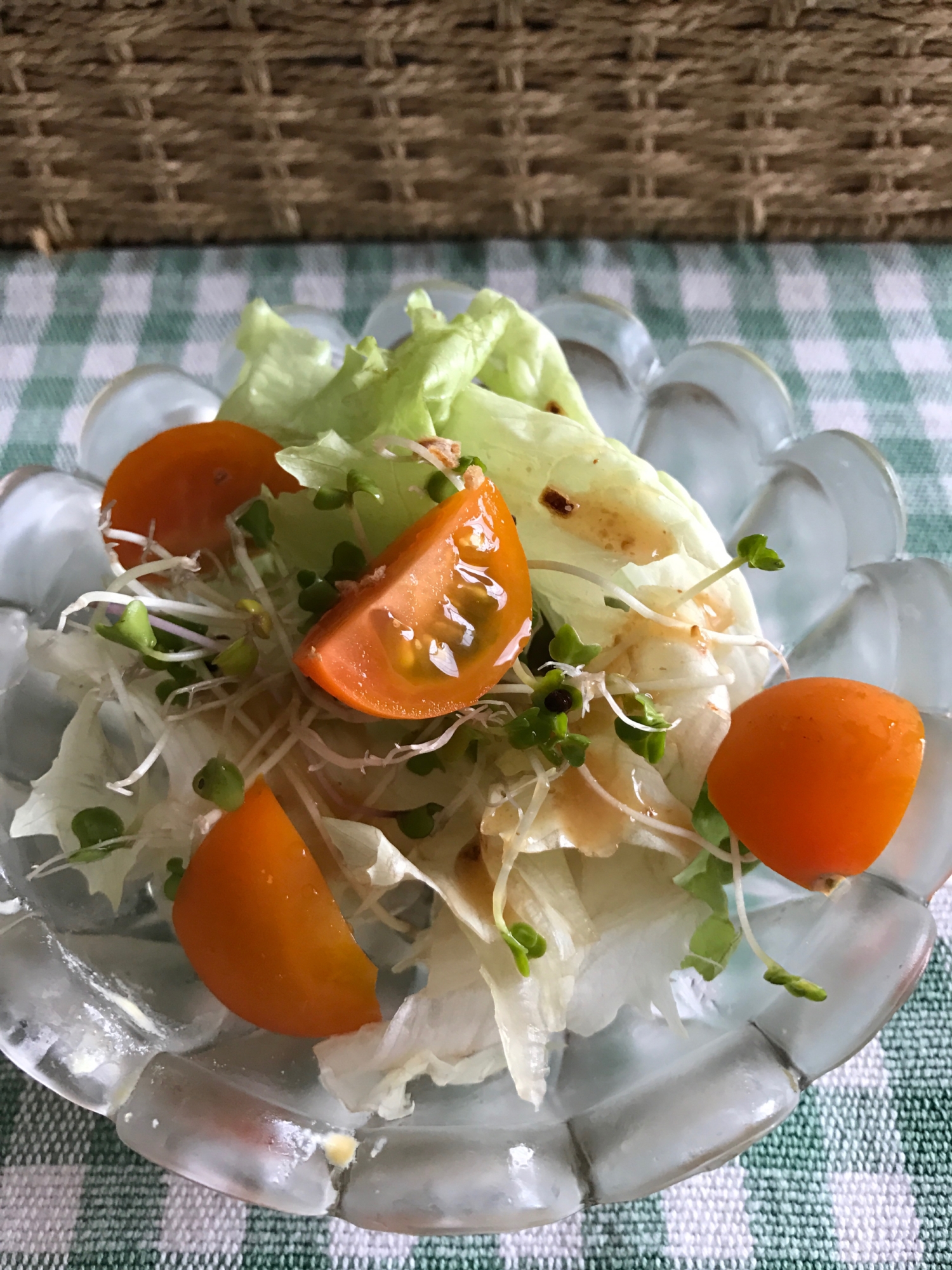 レタスとアルファルファのミニトマトのサラダ