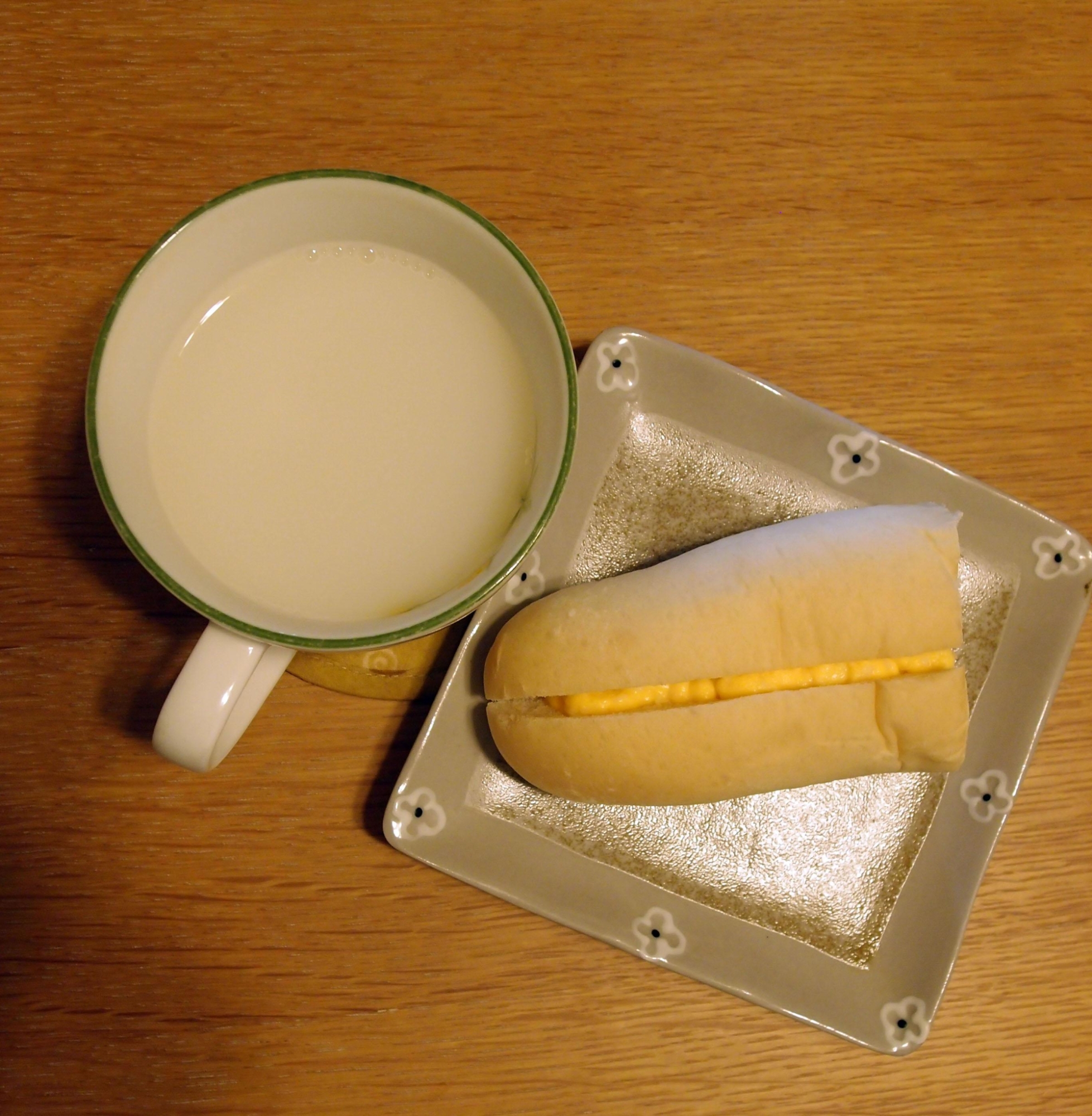 炒り卵のサンドときな粉牛乳の朝食