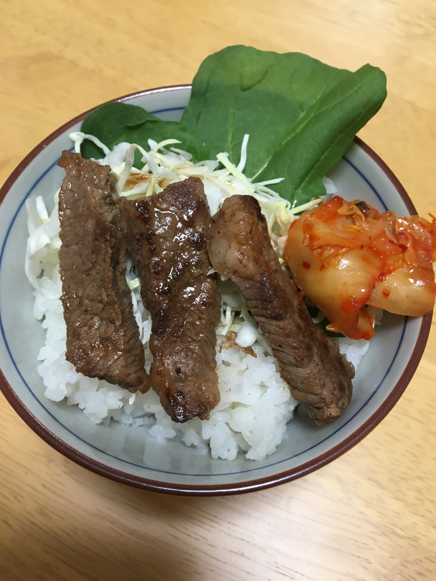 ルッコラとコールスロー添え☆牛肉カルビ丼☆