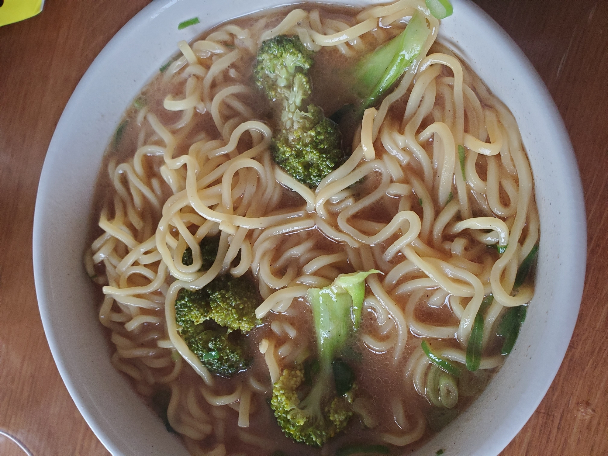 ブロッコリーとネギの醤油ミルクラーメン