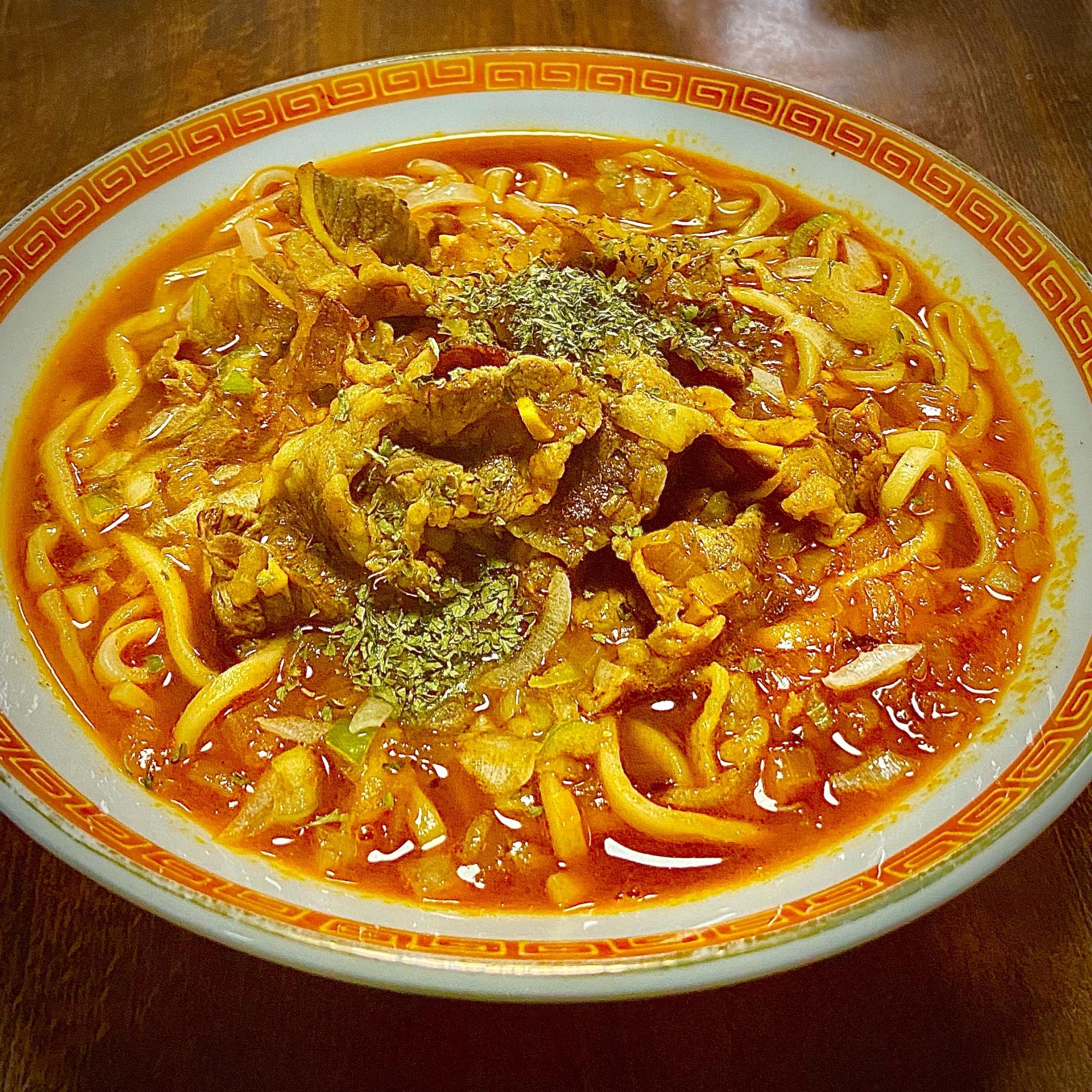 牛肉のコクと玉葱の甘み！スパイス香るカレーラーメン