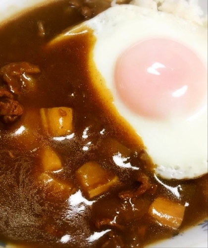 お昼は贅沢に！残ったカレーで目玉焼き乗せカレー！