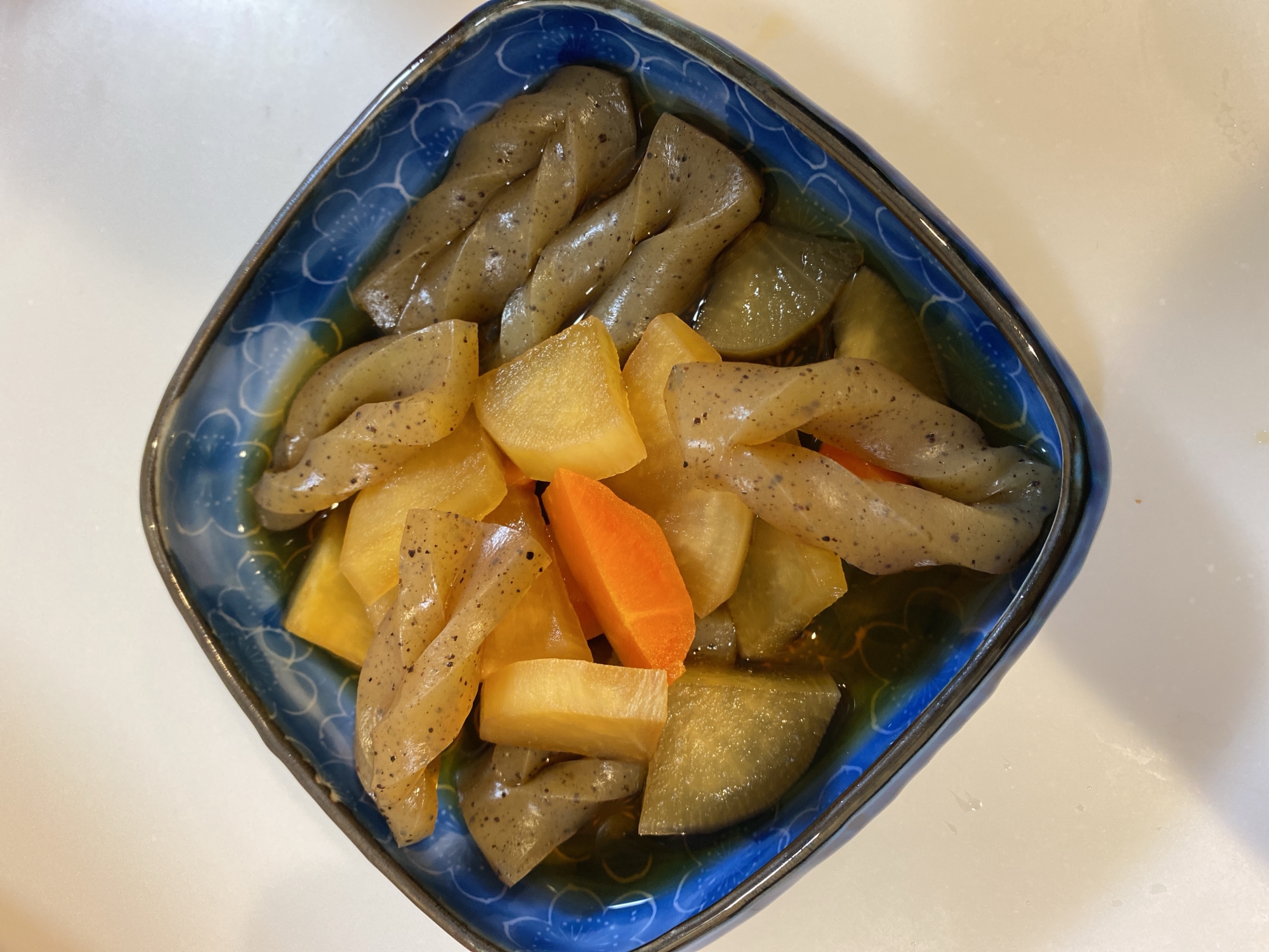 めんつゆだけ！こんにゃくと大根とにんじんの煮物⁂