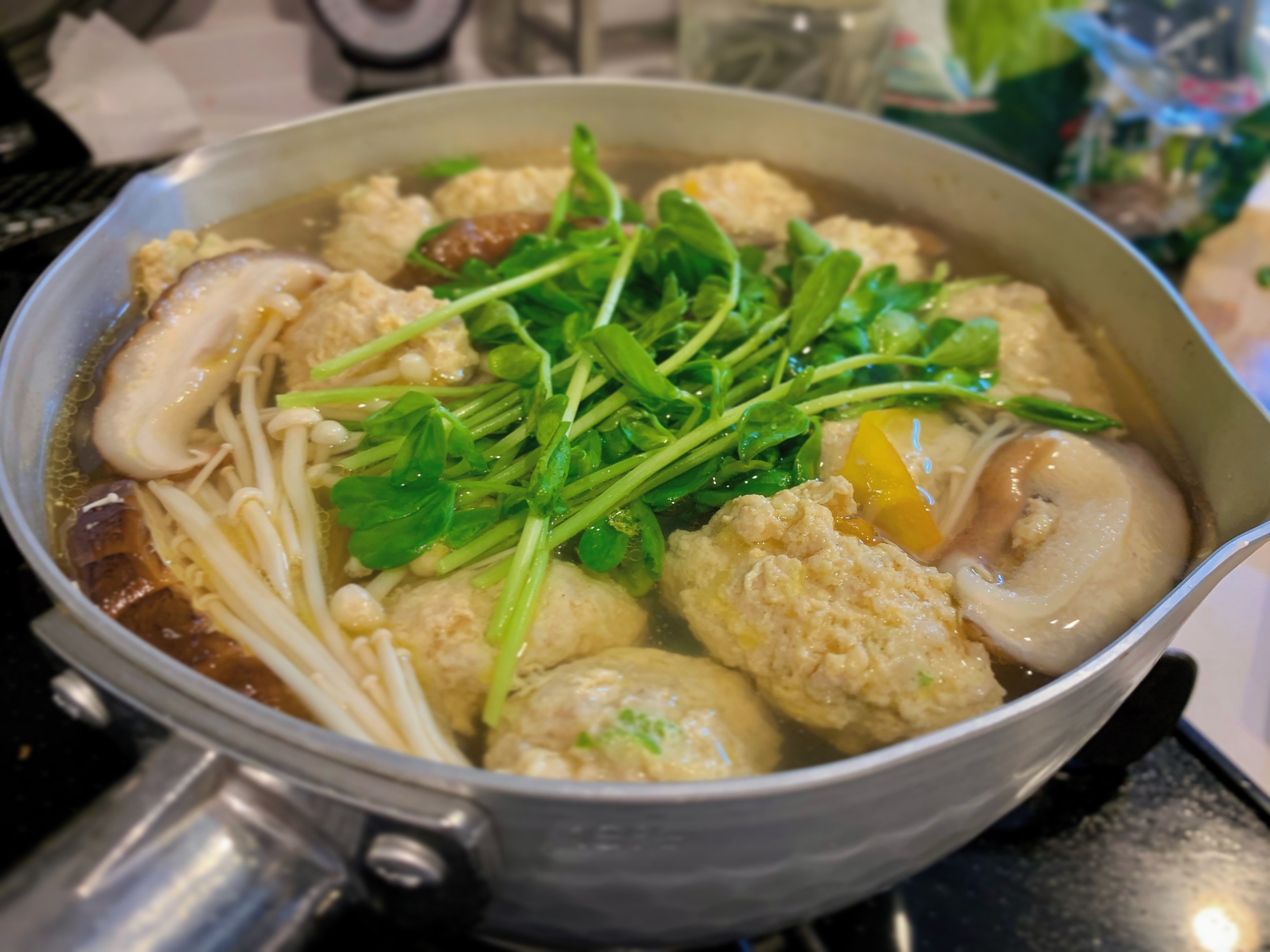 鶏団子と豆苗のスープ