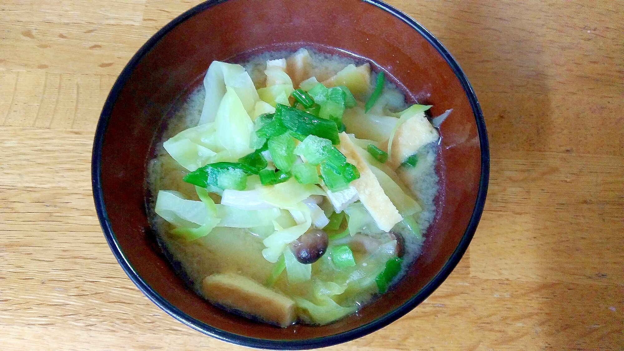 キャベツとしめじとお揚げの味噌汁