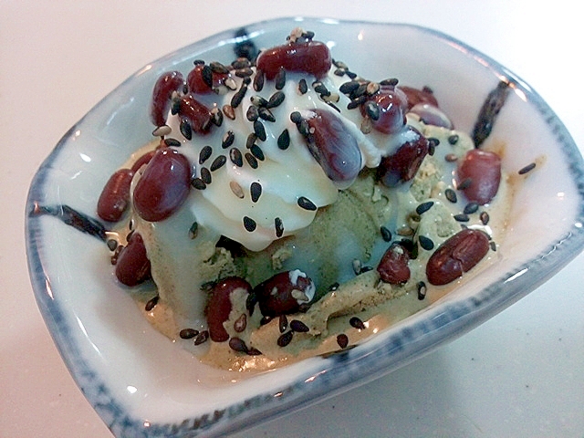 青汁アイスクリームと蒸し小豆と黒ごまのミニパフェ