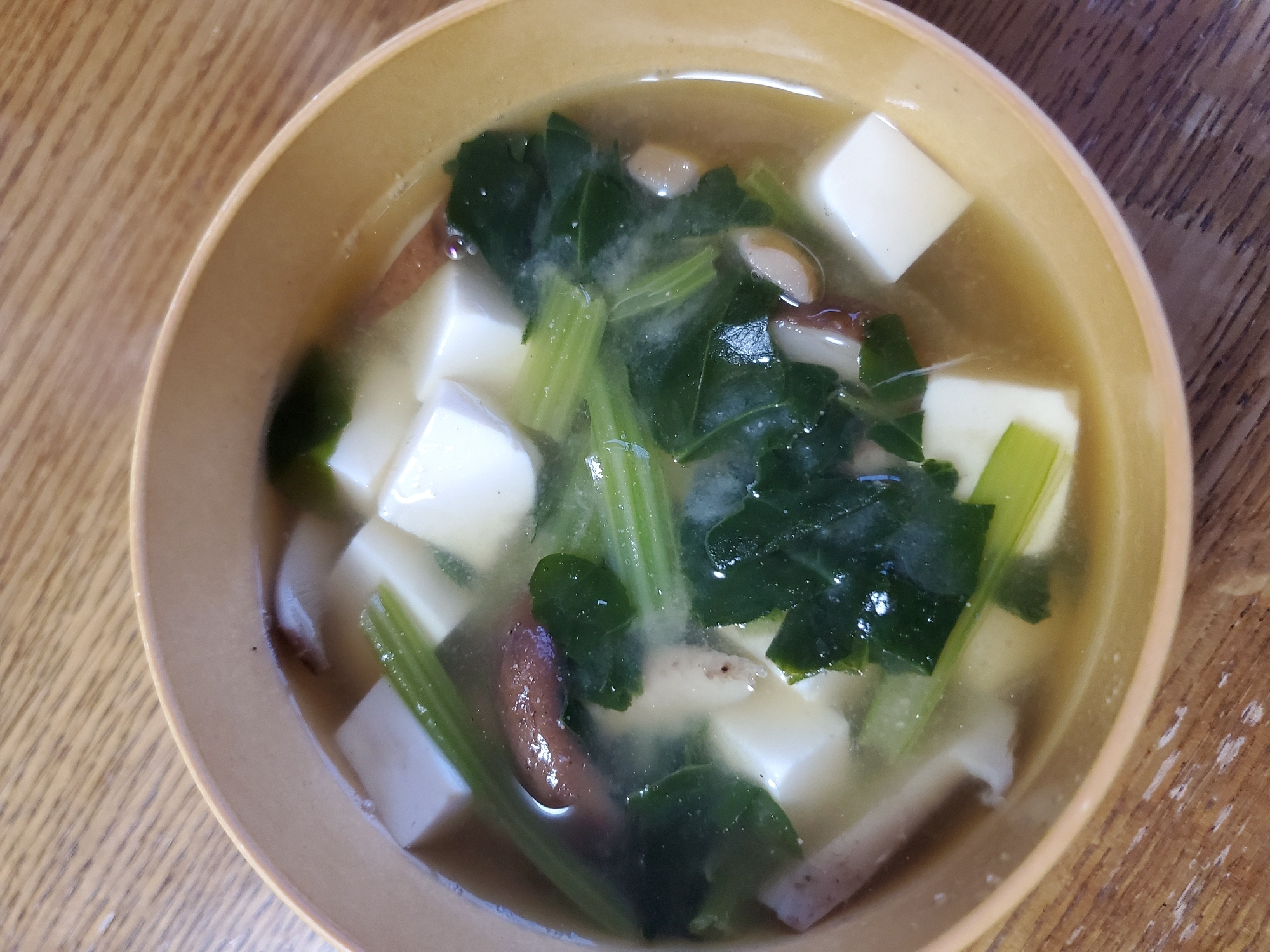 椎茸とほうれん草の豆腐味噌汁