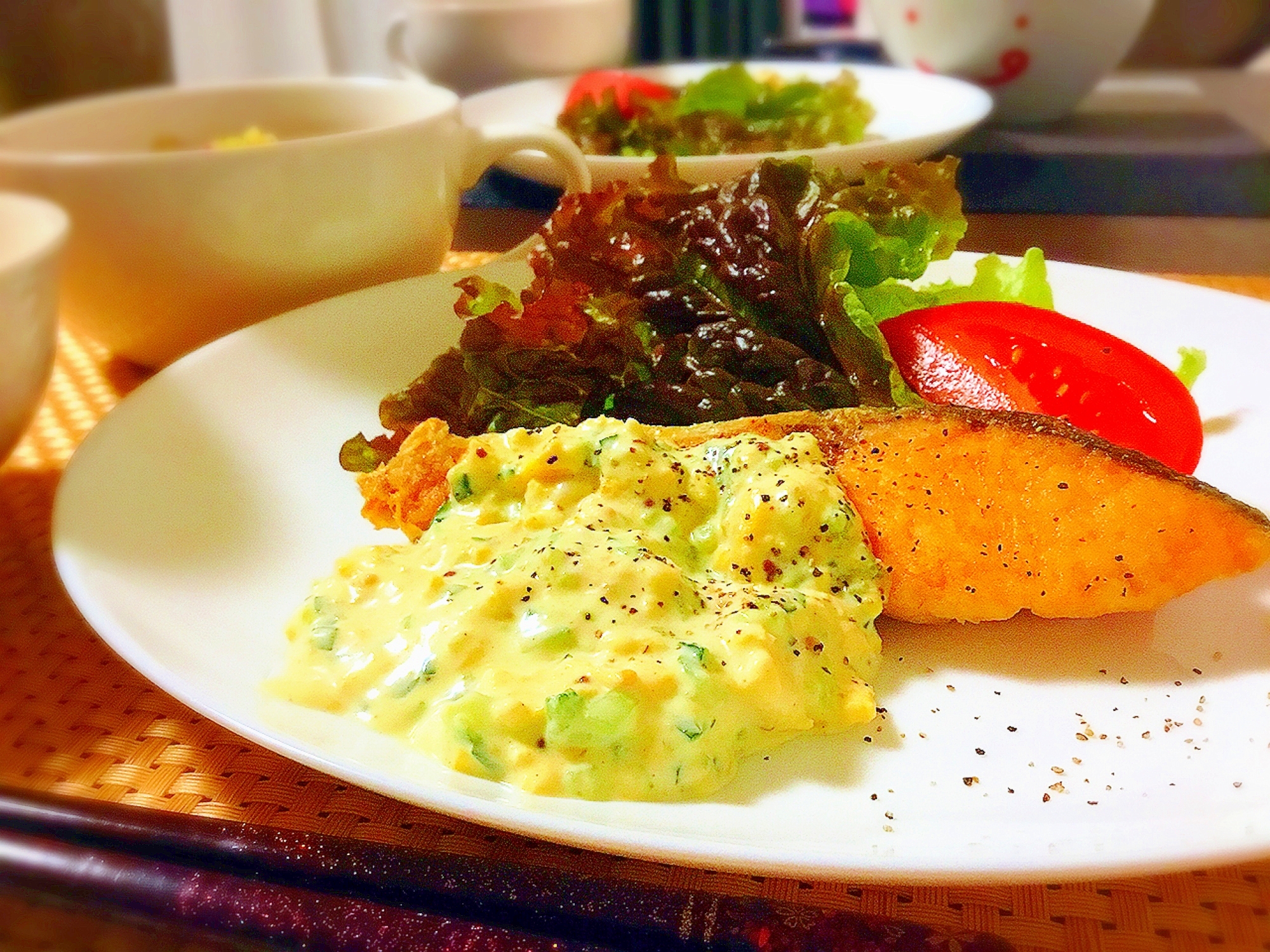 白い皿に盛られた、塩鮭のムニエルタルタルソース