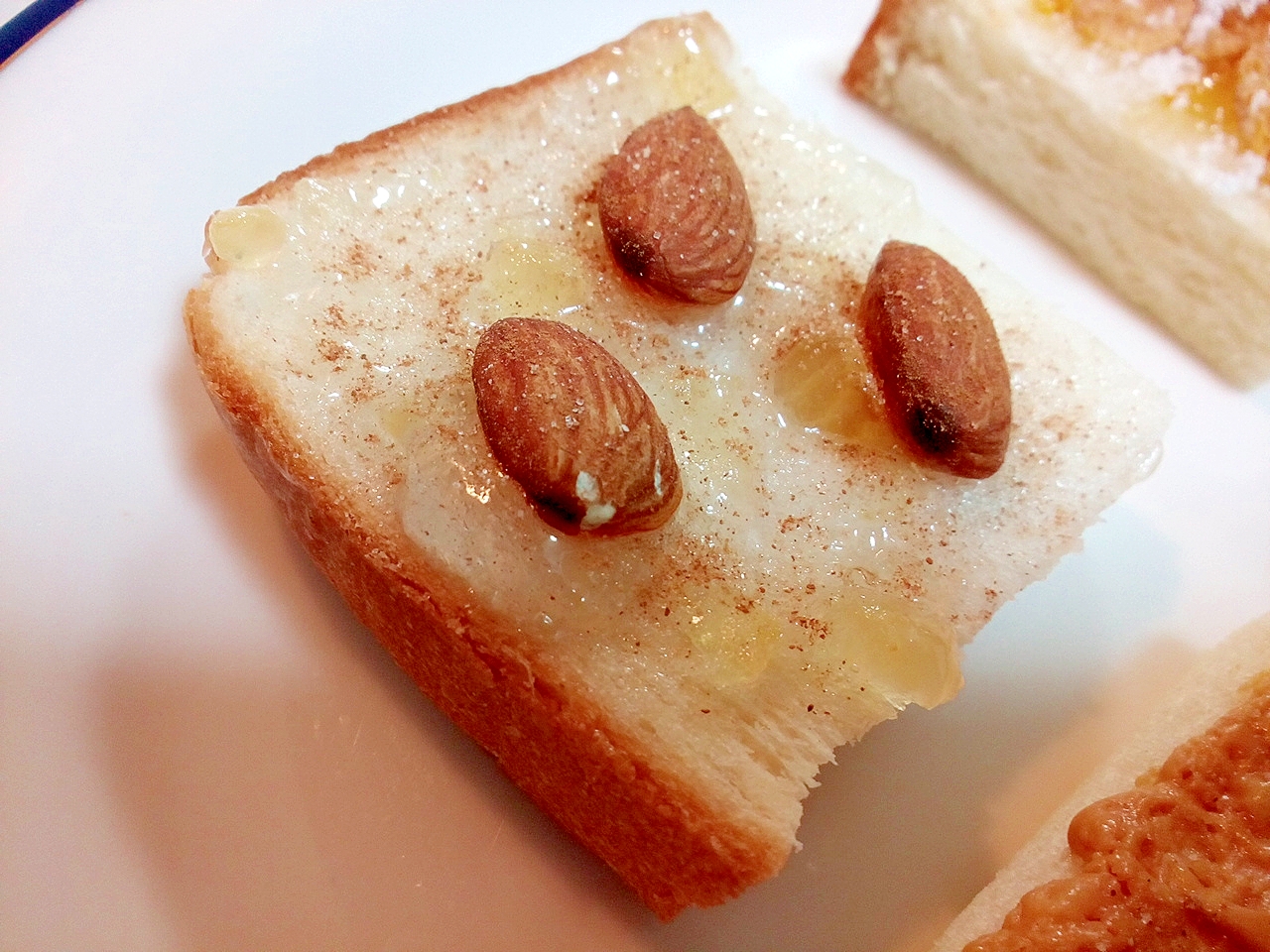 林檎ジャムとアーモンドとシナモンシュガーのトースト