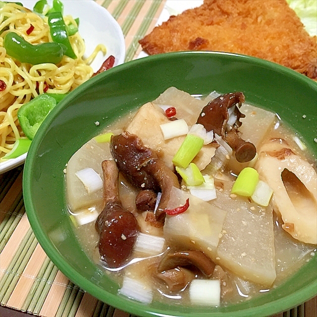 オッキーなめこで大根と竹ちくわのとろとろ味噌汁気味