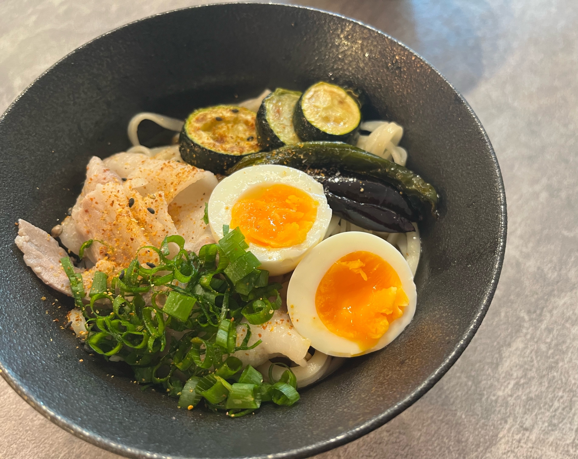 豚しゃぶと夏野菜の冷やしうどん