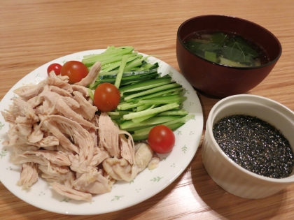 子供用に、ごまだれは辛いの抜きでしたが美味しかったです。スープは長ネギ、豆腐、モロヘイヤで中華スープに。とってもおいしくて感動です！この夏たくさん作ります☆☆☆