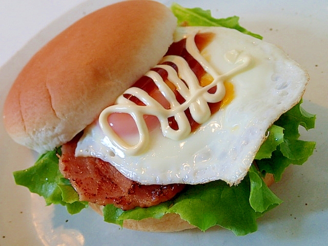 レタスと焼豚と目玉焼きのバンズ♬