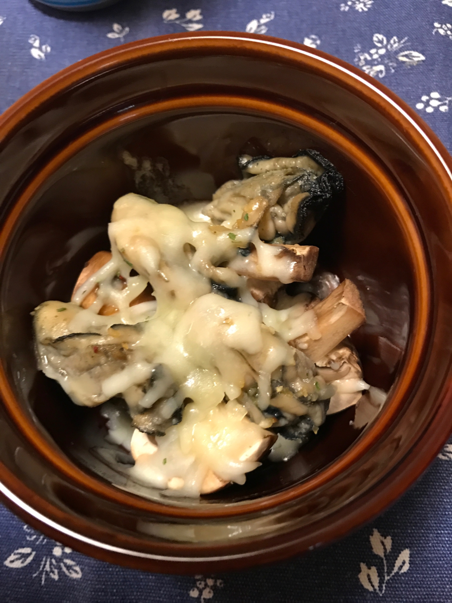 牡蠣の生姜煮とブラウンマッシュルームのチーズ焼き