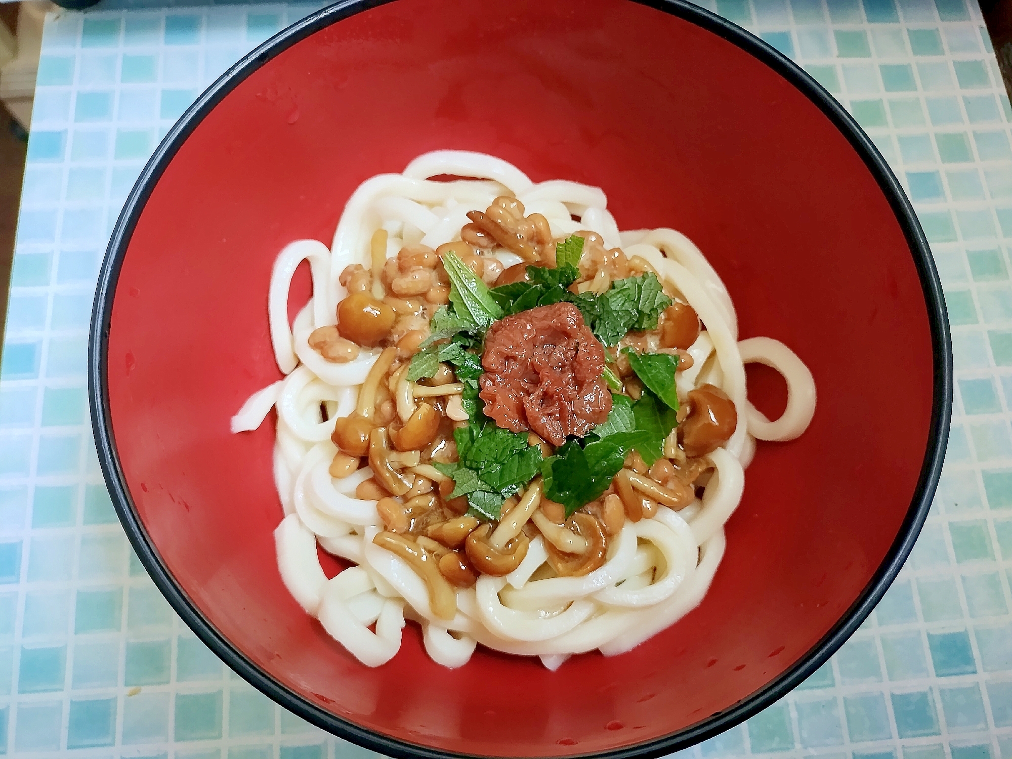 なめこと納豆と大葉と梅干しのぶっかけうどん