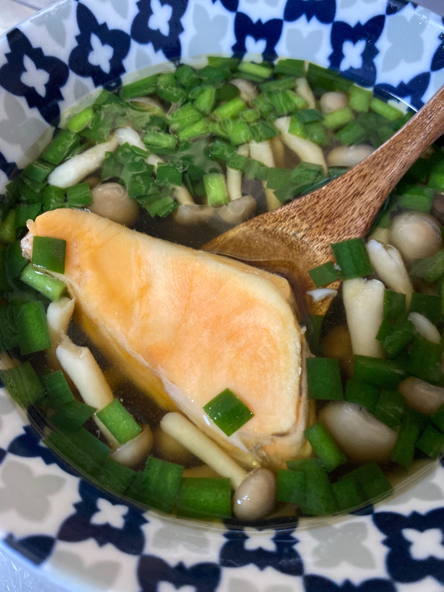鮭とニラとしめじの和風スープ