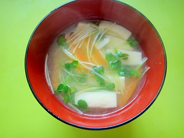 高野豆腐と人参カイワレ大根の味噌汁
