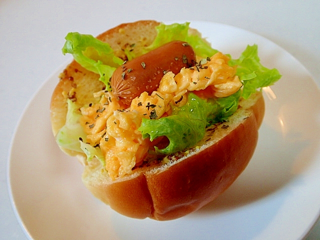 レタスと炒り卵とスモークチーズのホットロールパン