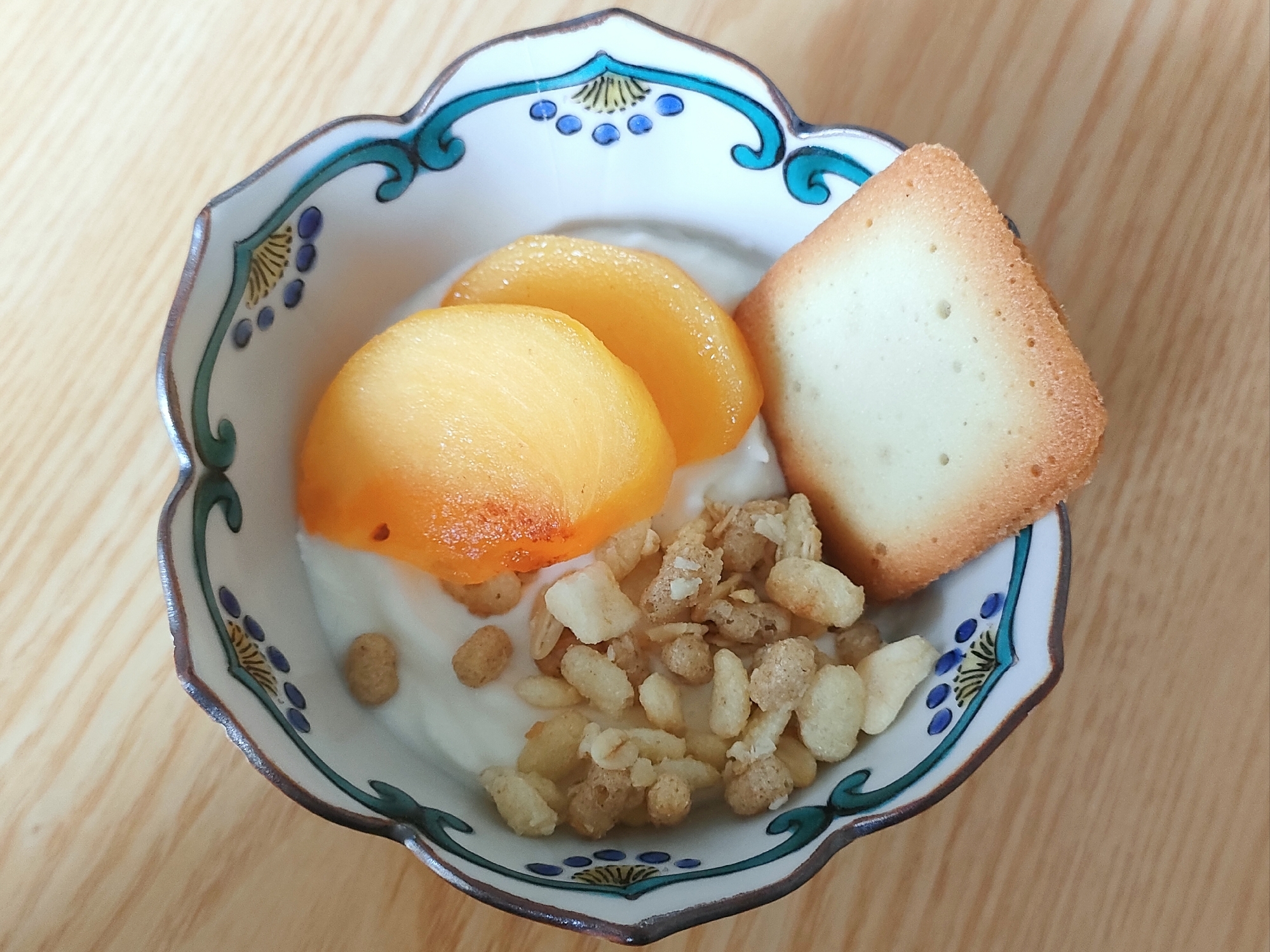 柿とクッキーとグラノーラのヨーグルト