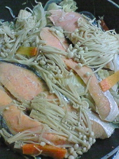 塩鮭の玉ねぎキャベえの蒸し