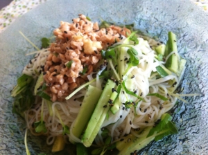 緑野菜とひきわり納豆のそうめん