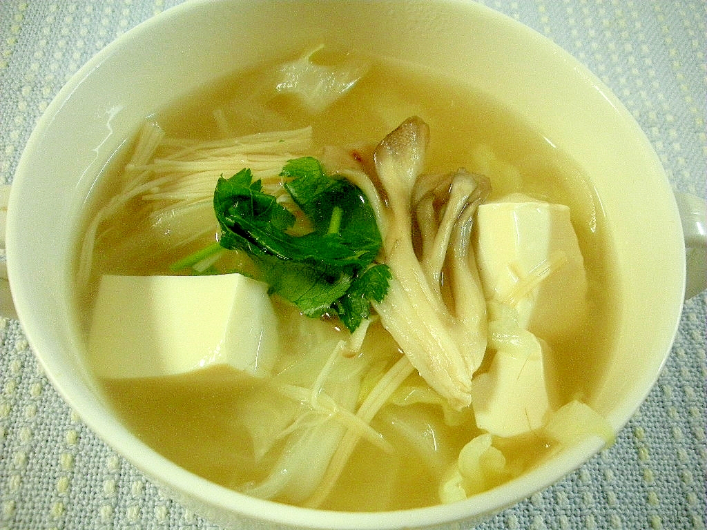 豆腐とキャベツとまいたけの中華風スープ