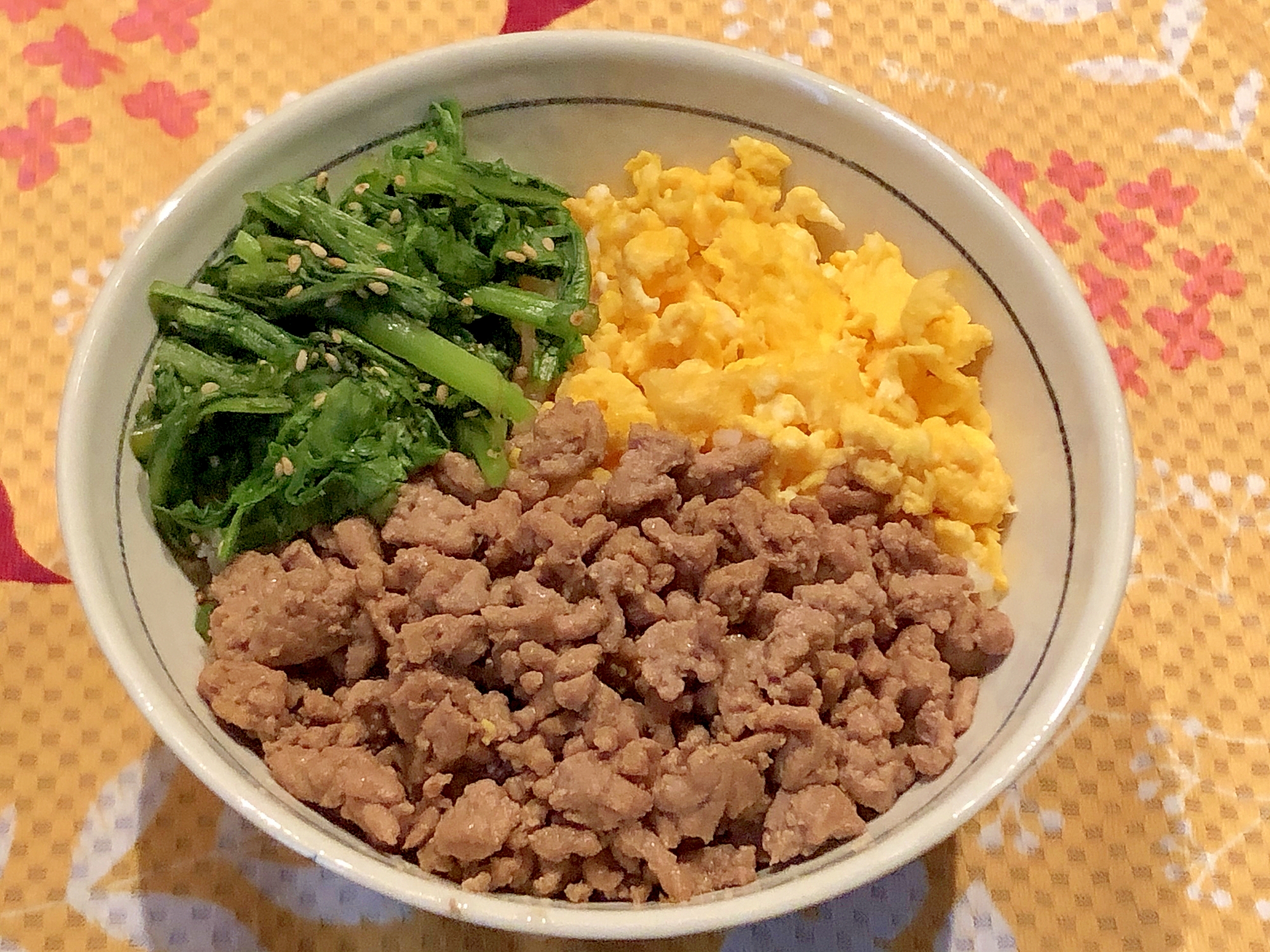 簡単ランチ＊ひき肉・卵・春菊の三色丼