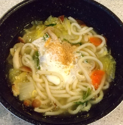 鶏ガラスープで”塩ラーメン風”な鍋焼きうどん