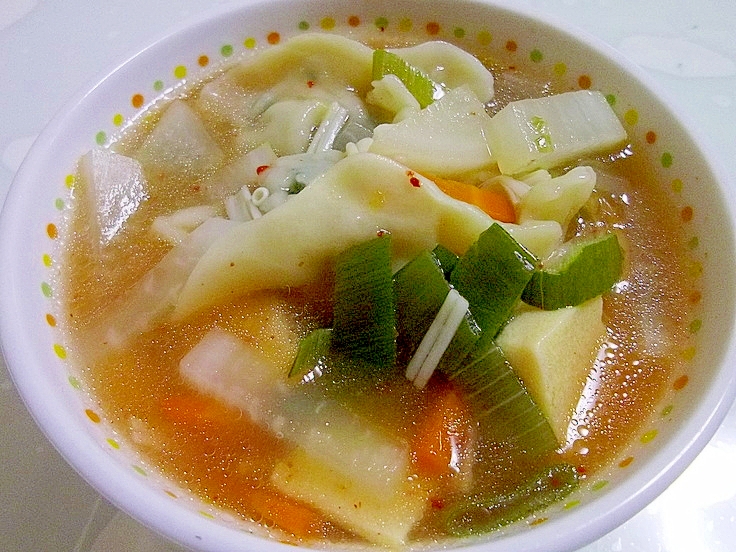 残った餃子de大満足☆キムチ野菜スープ☆
