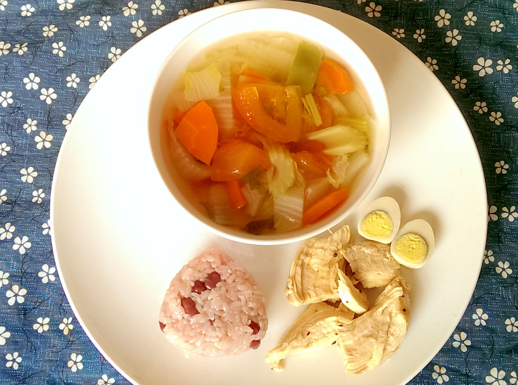 蒸し鶏と小豆ごはんおにぎりのワンプレート