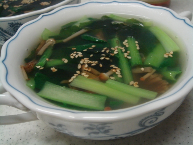 柿木茸と小松菜入りのわかめスープ