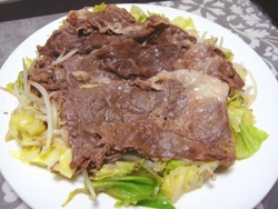junさんお肉が食べたかったので牛肉で代用しました。蒸し焼きの野菜とお肉がヘルシーでサッパリと食べられて美味しいですね（*^_^*）もやしも入れて野菜いっぱい～