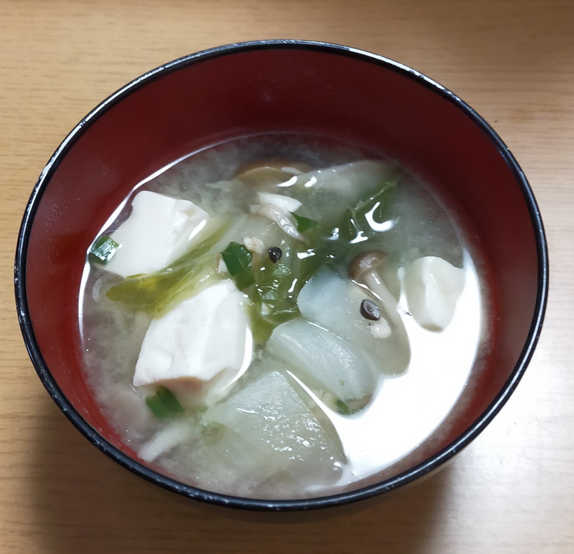 しめじと白菜と小松菜と豆腐の味噌汁